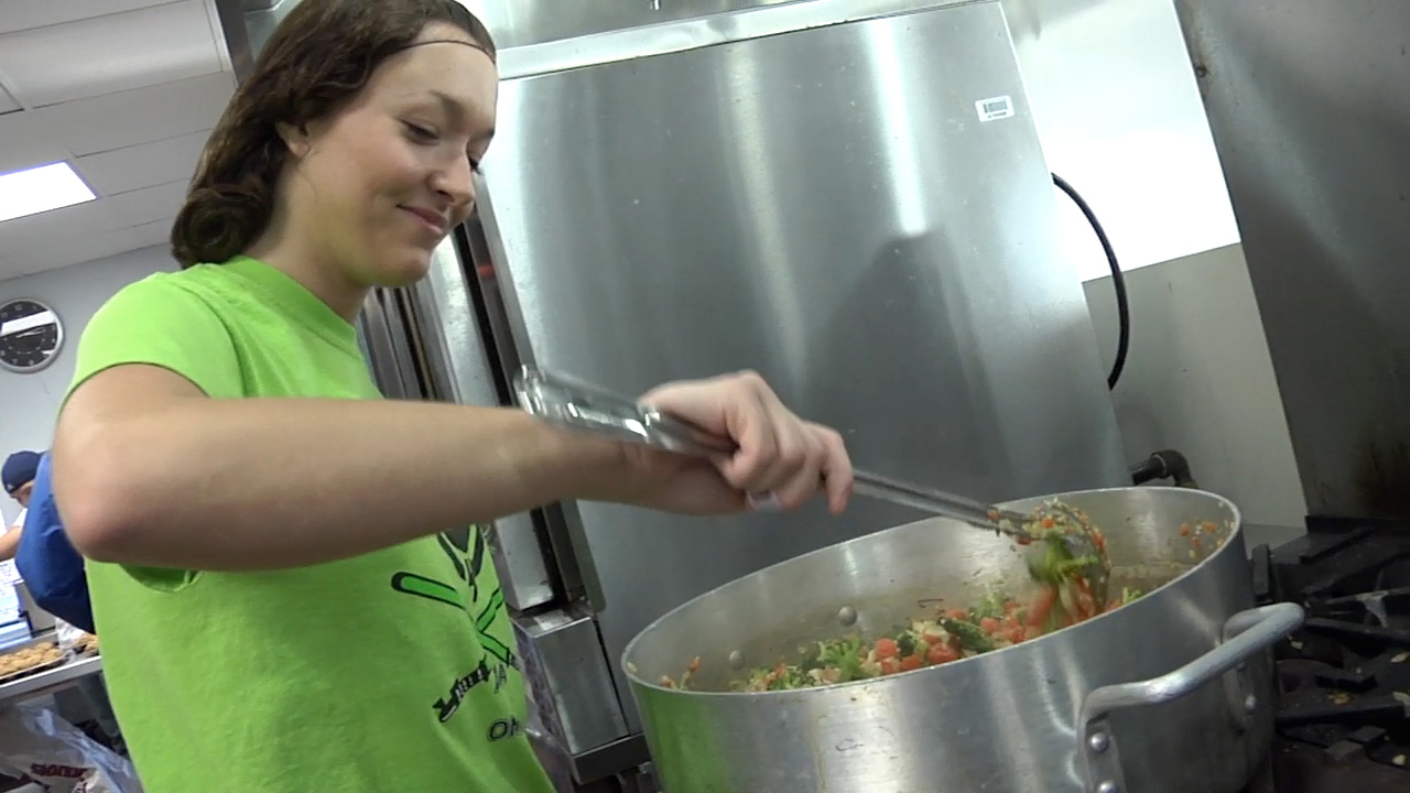 VIDEO: UK Students Simultaneously Tackle Food Waste Issue & Help Those in Need