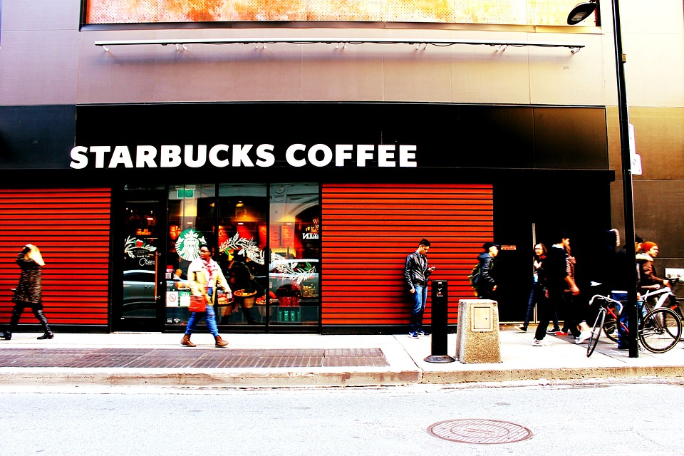 Starbucks prijst bijna verlopen producten af tegen voedselverspilling