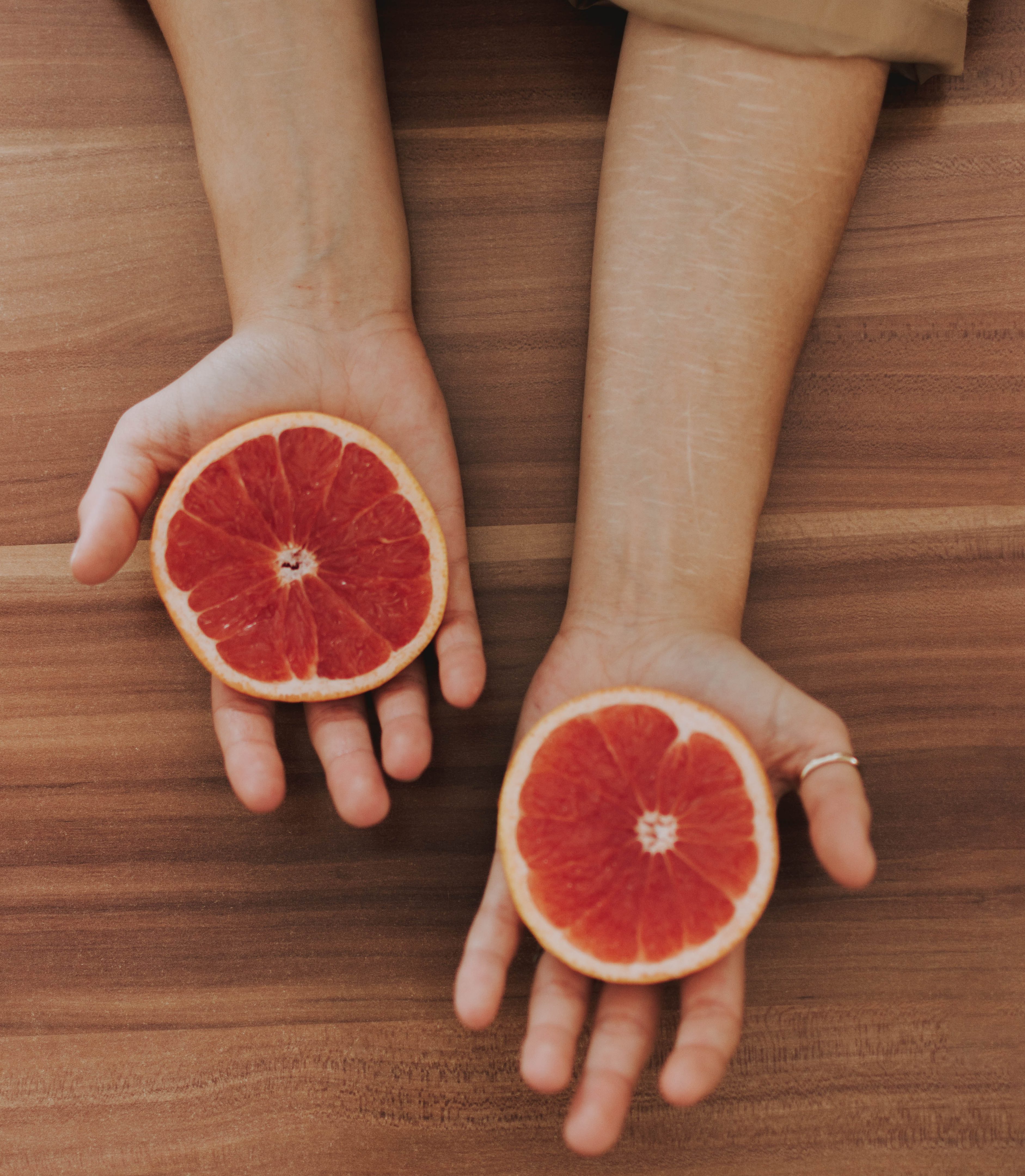 Пальцы в грейпфруте