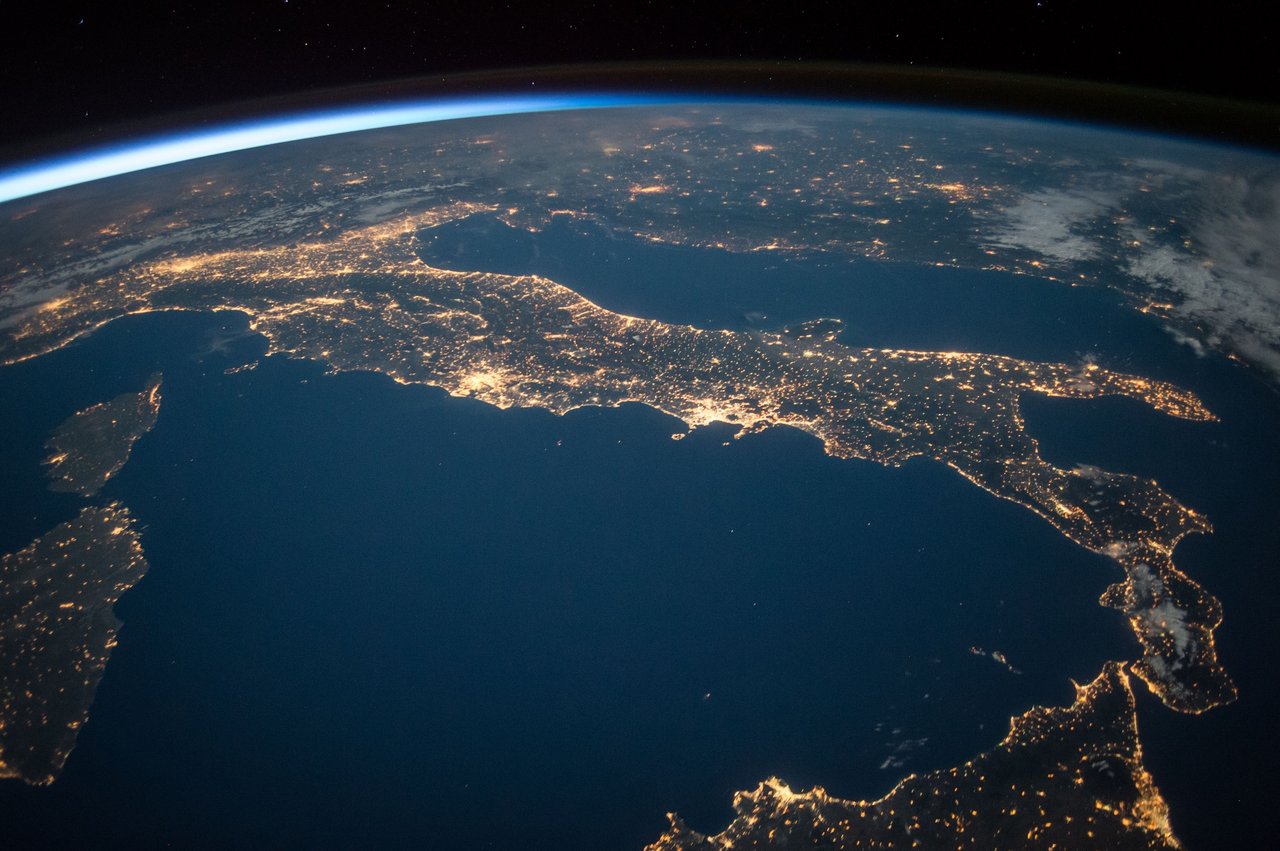 Een foto vanuit de ruimte kijkend op de wereld, ondersteunend voor de documentaire A Life On Our Planet