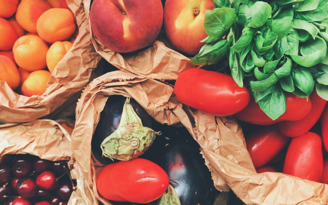 groenten en fruit in zakken ter ondersteuning van het artikel over het circular food centre